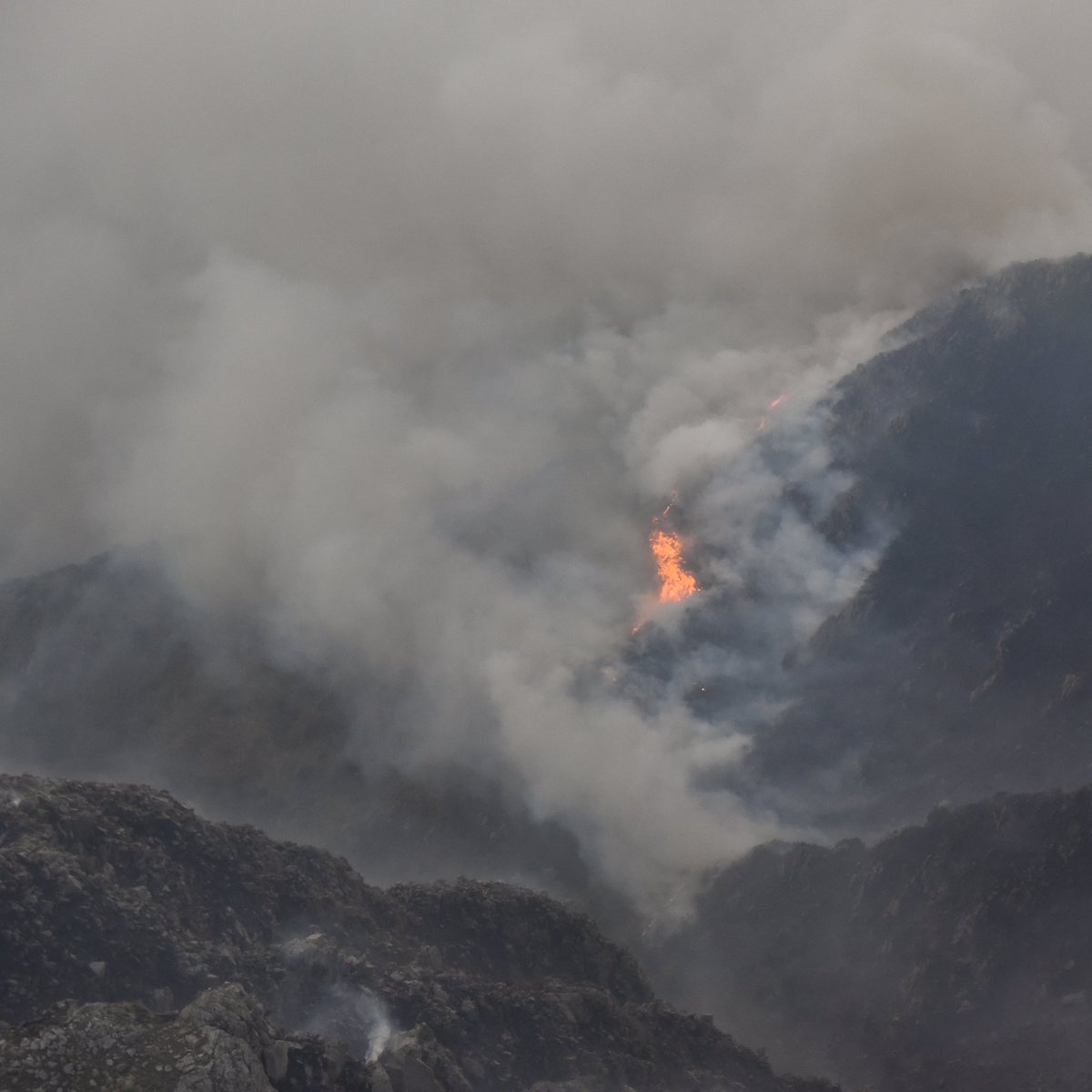 Supervisamos las operaciones dispuestas por #ETAC en la localidad de #CapillaDelMonte, donde junto a los bomberos voluntarios y el equipo #GIMF se encuentran combatiendo el incendio en el #CerroUritorco, contenido en un 80% 🚁🧑🏻‍🚒⛰️