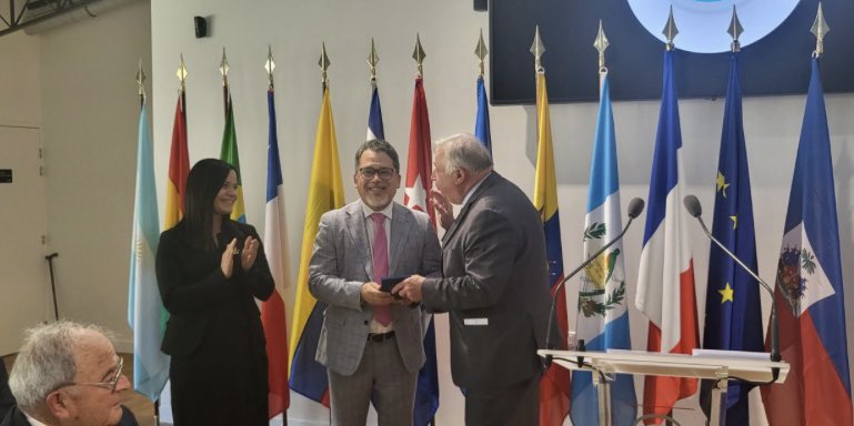 ¡Felicidades! Edilberto González, abogado, escritor y gestor cultural es condecorado por el Senado de Francia, por sus aportes en el campo de la diplomacia cultural, gestión cultural, literatura y por conocer la literatura y arte de Panamá en el ámbito de la francofonía.