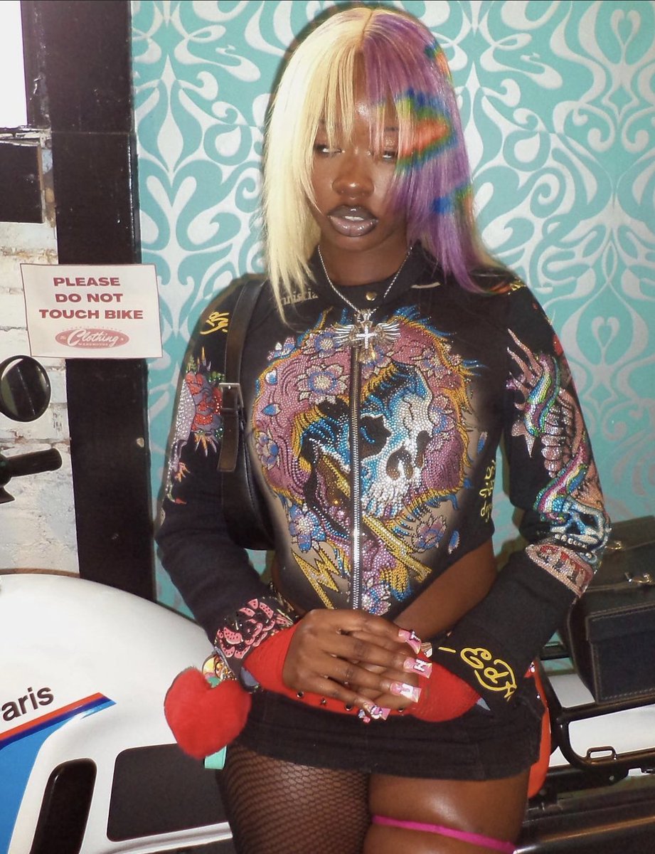aliyahInterlude's tweet photo. in my rockstar #aliyahcore era 💋🤘🏿🎸 https://t.co/BU1ii8WE4g