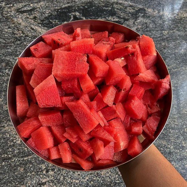 rxxpnsk's tweet photo. rien de mieux qu’une bonne pasteque pour se rafraîchir l’été le meilleur fruit sah https://t.co/wb7rs1mYkI