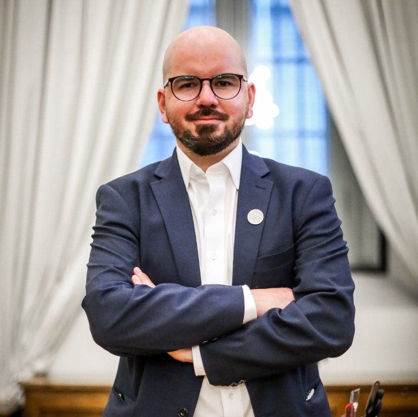 El Ministro ni siquiera ha amenazado con querella, en espera de que quienes calumnian, se arrepientan y se disculpen publicamente. No le interesa la pelea chica sino que el bien del país.

Yo #ApoyoAGiorgioJackson todo el rato!