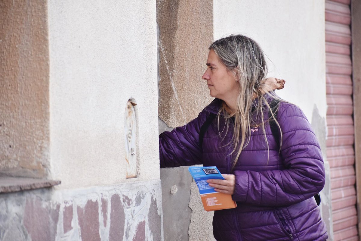 frenteperontw1's tweet photo. 🚶‍♂️🏡 Hoy caminamos Barrio Alberdi llevando la boleta de nuestros candidatos @luquejuanpablo @ric_sastre ! Este 30 de julio #TuVozCuenta 🗳️ #ArribaChubut #ArribaTrelew 💪 https://t.co/xrwTTXIfJy