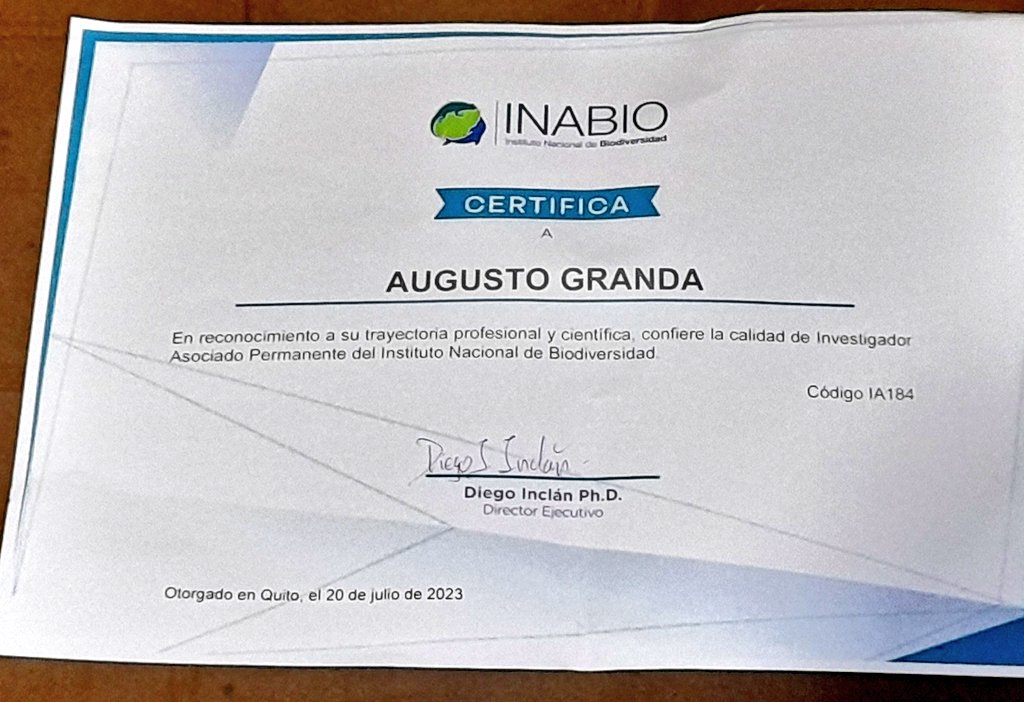 AugustoGranda's tweet photo. @augustogranda #Guardaparque #parquenacionalsumaco recibió el certificado de investigador asociado permanente del @INABIO_EC por su colaboración y construcción del proyecto de investigación para el #Sumaco.
#ÁreasProtegidasEc #UniendoFuerzas
#SinGuardaparquesNoHayConservación https://t.co/5Jblxe0HSA
