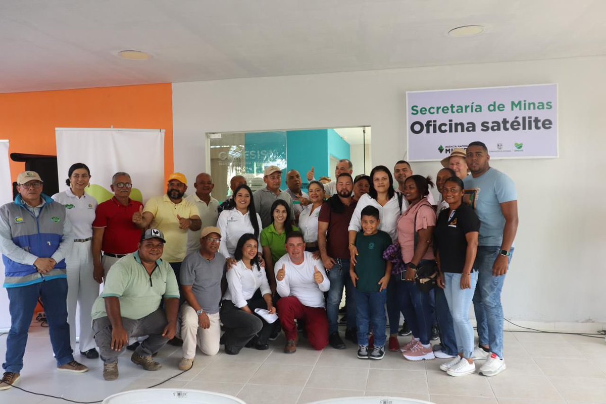 minas_antioquia's tweet photo. Nos llena de orgullo la apertura de este nuevo espacio de acompañamiento a la comunidad minera del Bajo Cauca.
La oficina satélite es una oportunidad que nos permite avanzar UNIDOS en el mejoramiento de la actividad minera. 💚 https://t.co/eMdegUTw6B