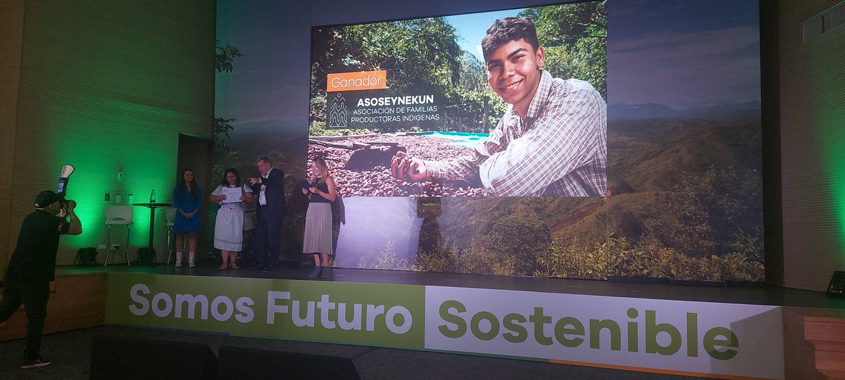 brigittelgb's tweet photo. Hoy @Grupo_Nutresa,  la empresa de alimentos más sostenible del mundo @DowJones extiende reconocimiento a su extensa red de proveedores. Qué buena iniciati, acá premia asociacion de productores de café Seynekun del Cesar @UniversidadEan se une a programa #buenaonda con @FNutresa https://t.co/j8w3jvvKFd
