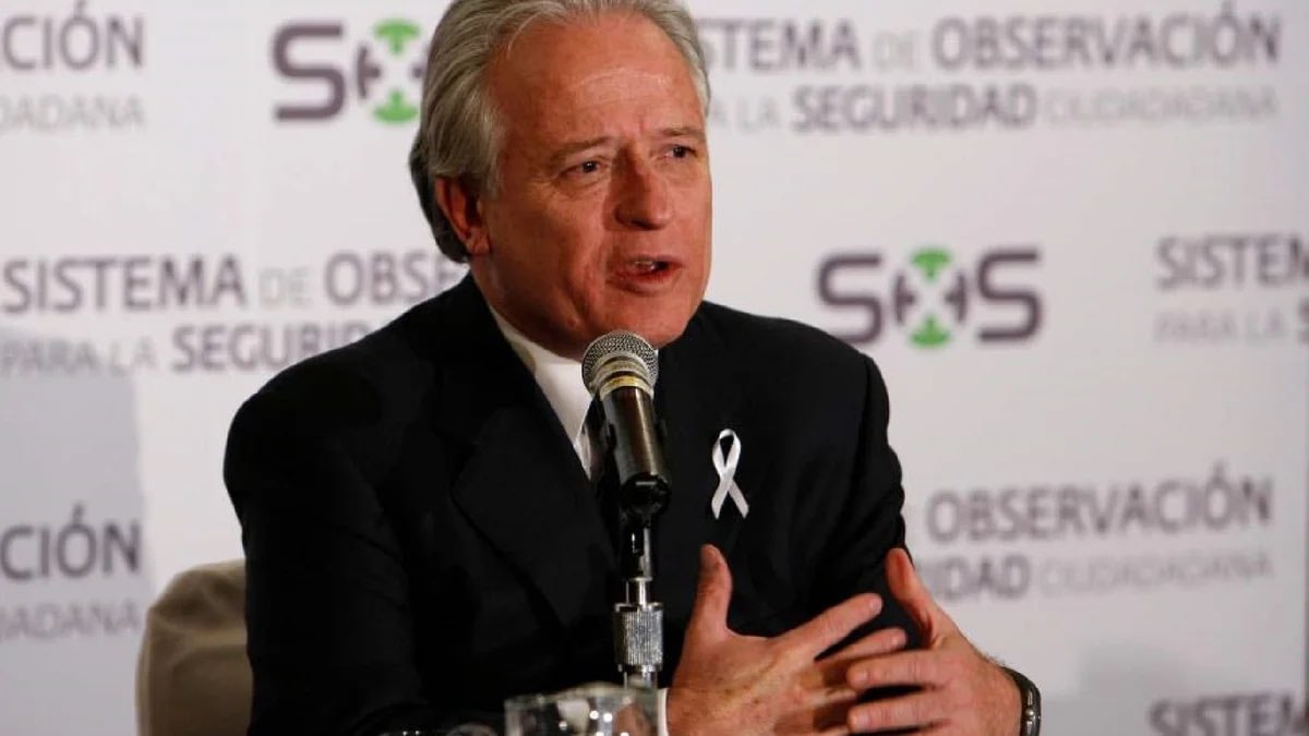 paobarquet's tweet photo. ¡Muere Alejandro Martí! El empresario y fundador de la organización @MEXICOSOS falleció este lunes. Su lucha contra la violencia y la inseguridad en el país dejó un impacto significativo en la sociedad mexicana #AlejandroM #MARTI #QEPD https://t.co/lnWunFHTGU