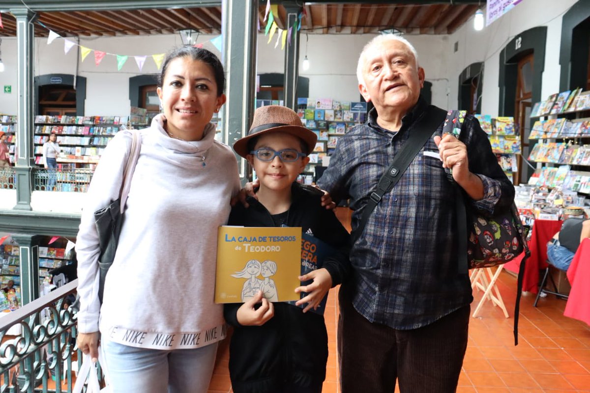SECVERoficial's tweet photo. Hoy Joseph Miguel Mazadiego nos sorprendió con un hermoso acróstico, escrito por su abuelo y él, que declamó en el escenario de la #33FNLIyJ.
La directora del IVEC, @silvyalejandre, felicitó su iniciativa y le regaló el libro "La caja de tesoros de Teodoro" de la #EditorialIVEC. https://t.co/tihonv2OqY