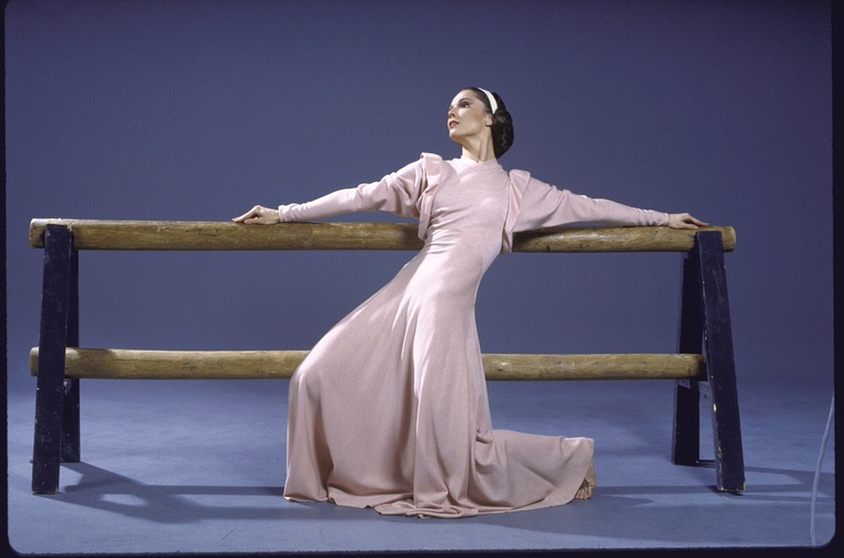 ConvoOnDance's tweet photo. This SATURDAY is our first live event at Vail Dance Festival.  We will be sitting down with Martha Graham Dance Company Artistic Director, Janet Eilber.  Tickets available now: https://t.co/CFgETcyB8n

📸: studio portrait of  Janet Eilber in "Frontier", 1985 by Martha Swope. https://t.co/ZqAG5QYwaD
