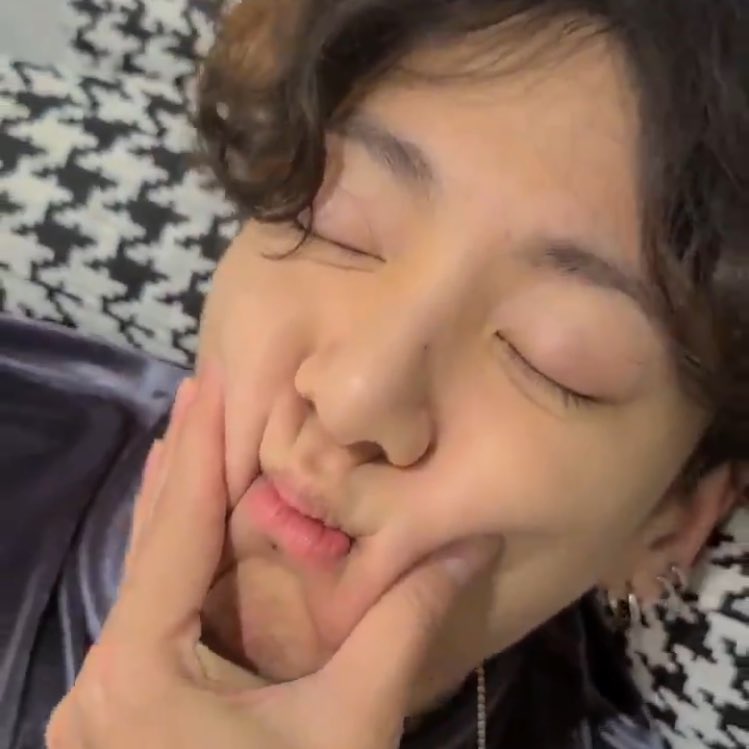 vminiecats's tweet photo. 🐻: “Cantante No. 1 de Billboard, ¿tienes sueño?
🐰: Mmm
🐻: ¿Cuánto sueño?
🐰: Mucho
🐻: ¿Tienes mucho sueño?
🐰: Mmm
🐻: Jungkookie feliz cumpleaños!
🐻: Cantante No 1 de Billboard. ¡Felicidades! ” 😭
#JungkookNo1Hot100 https://t.co/TFNw1hxfH3