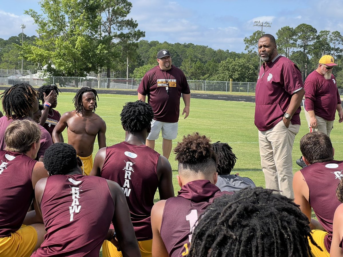 ZacBrayLex's tweet photo. Great having Trojan great Willis Crockett at practice today speaking life into our guys! #MANUPMONDAY https://t.co/stQqXmDPLT