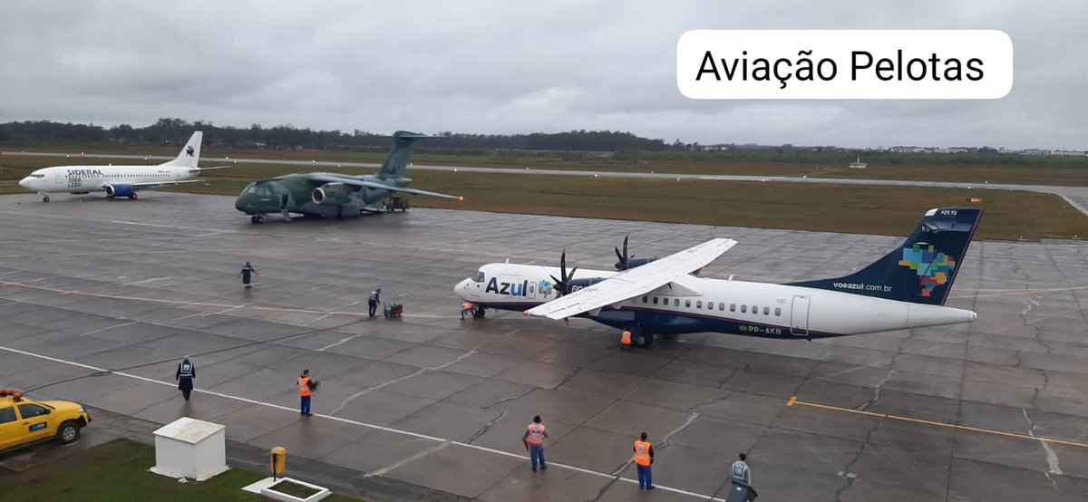 AeroEntusiasta's tweet photo. #PELOTAS de novo. Juntos no pátio, o Boeing 737-300 da #Sideral (PR-SDW), o KC-390 da
@fab_oficial (#FAB 2857) retornando a missão #Antártida (#Operantar) e agora o #ATR72 da @azulinhasaereas (PR-AKB)- Foto: Aviação em Pelotas #Azul https://t.co/HW4l3cObaY