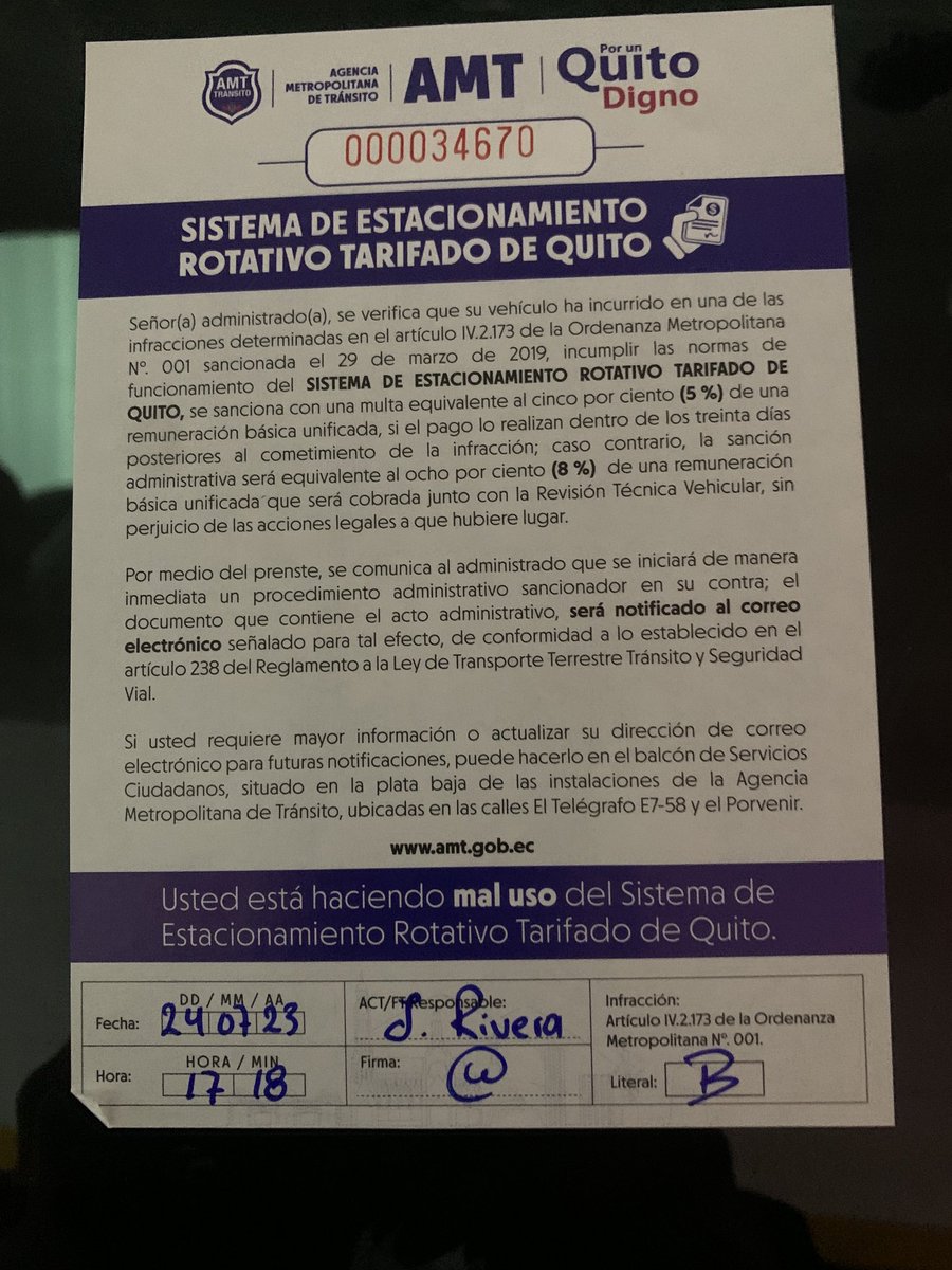 Les ha pasado que no existe cobrador de parqueadero, entra a comprar el pan y al salir se encuentra con este aviso?. Es una premeditada forma de esquilmar a los ciudadanos?. Alguien podrá negarse a pagar 0,4 centavos y recibir multa?. No hay derecho, son detestables!
