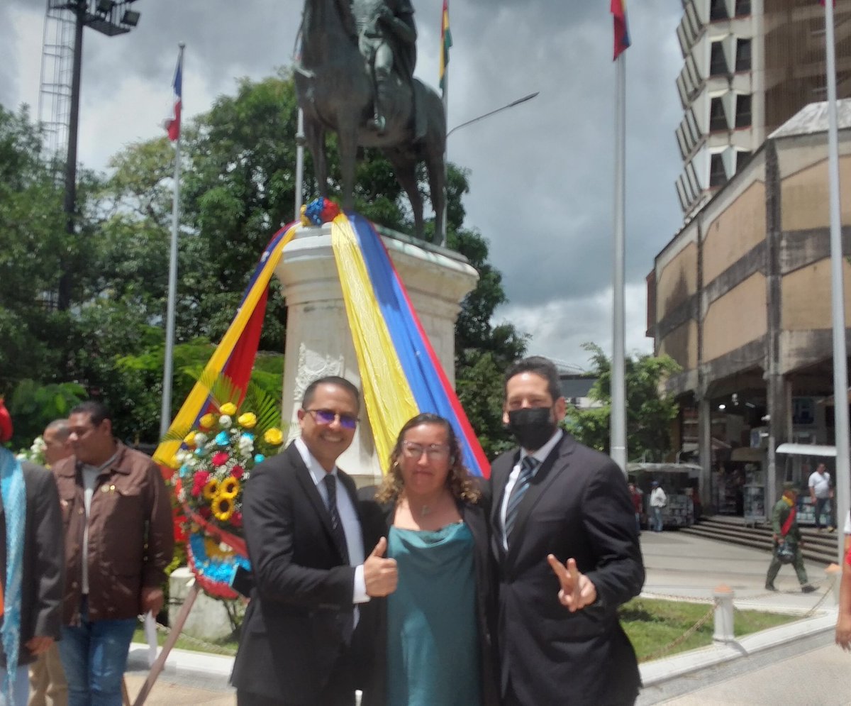 BermudezJoseA's tweet photo. #24Julio Compañeros y amigos presentes en el Acto Conmemorativo por los 240 años del Natalicio del Libertador.
"El hombre de honor no tiene más patria que aquella en que se protegen los derechos de los ciudadanos y se respeta el carácter sagrado de la humanidad."
Simón Bolívar https://t.co/97ExCzhRAK