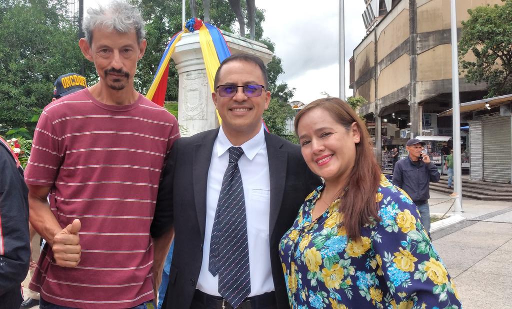 BermudezJoseA's tweet photo. #24Julio Compañeros y amigos presentes en el Acto Conmemorativo por los 240 años del Natalicio del Libertador.
"El hombre de honor no tiene más patria que aquella en que se protegen los derechos de los ciudadanos y se respeta el carácter sagrado de la humanidad."
Simón Bolívar https://t.co/97ExCzhRAK