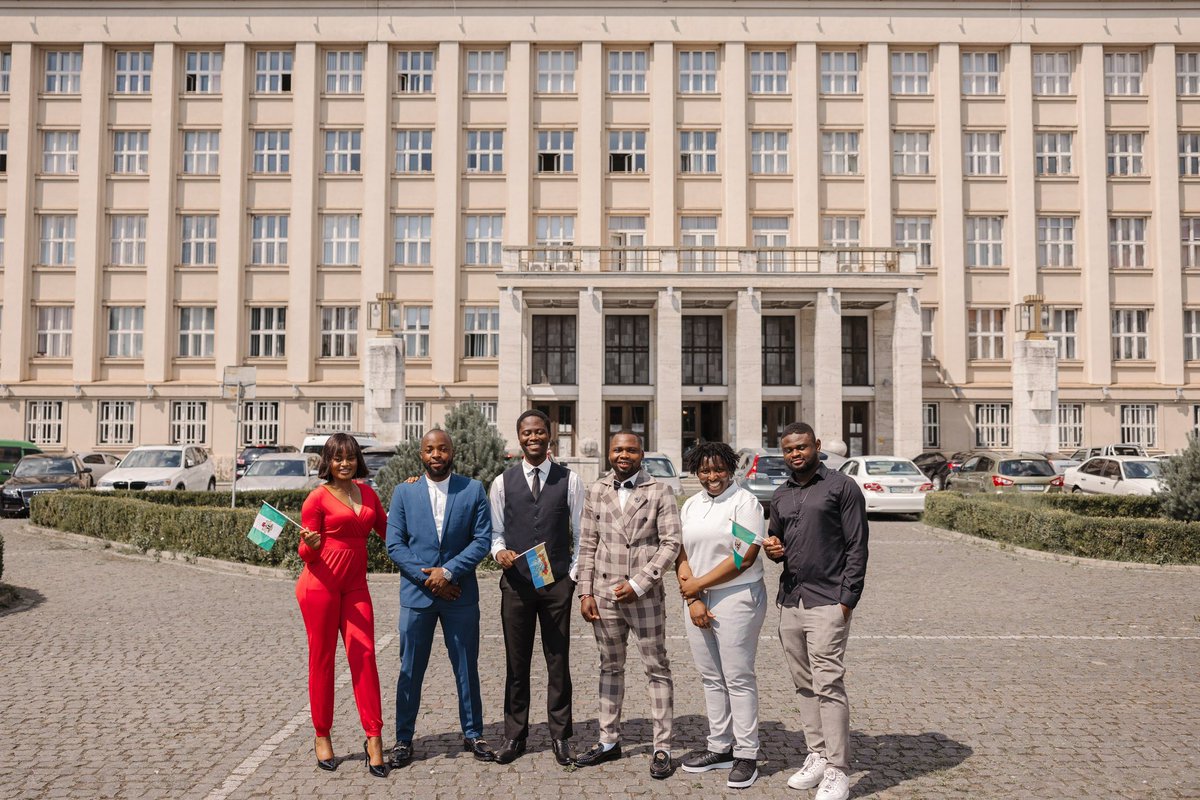 _azizolawale's tweet photo. Med school: where the hours are long, but the rewards are priceless.  CONGRATULATIONS TO ME.  Doctor of Medicine 🩺🎓❤️.   I’m Global 

#omegachild #medicine #Ukraine #mdcn https://t.co/yh6653kjUG