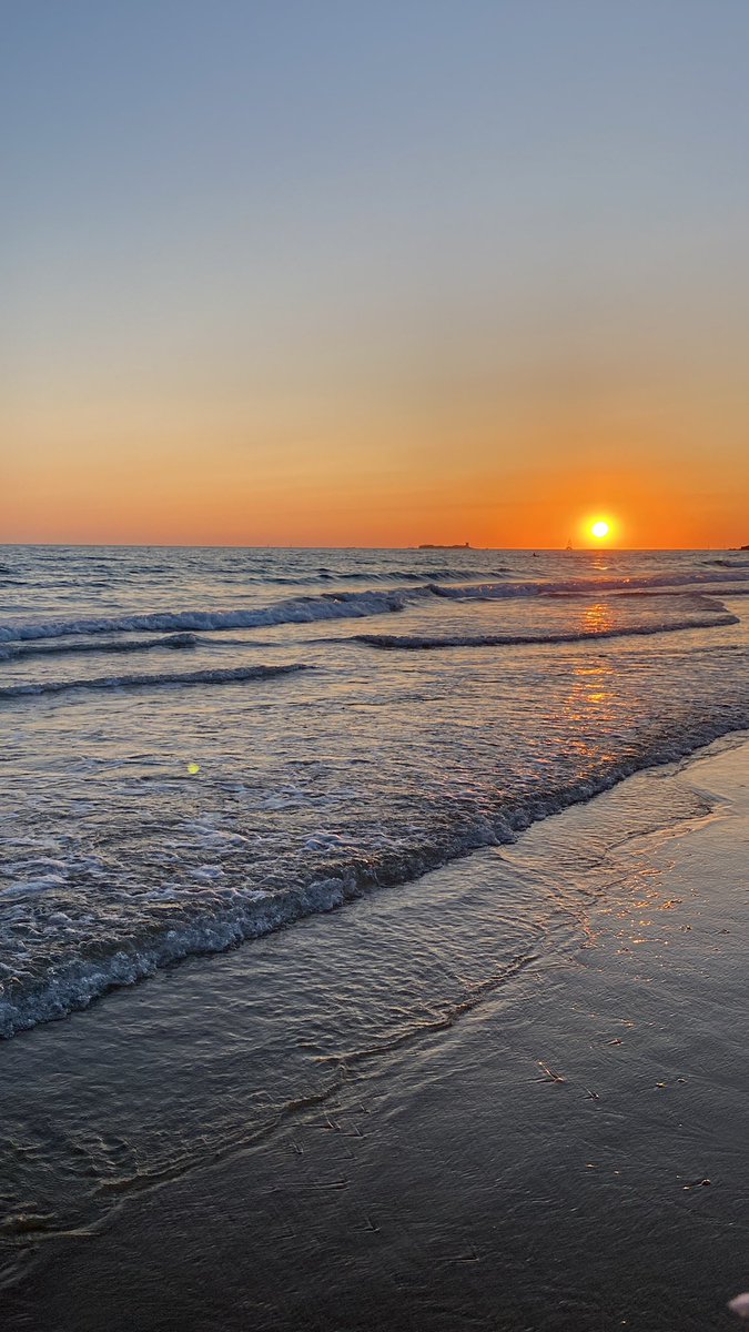 pauulaguedaa's tweet photo. lo bonito que es un atardecer en cádiz😭🧡 https://t.co/5Jy0dkYUMN