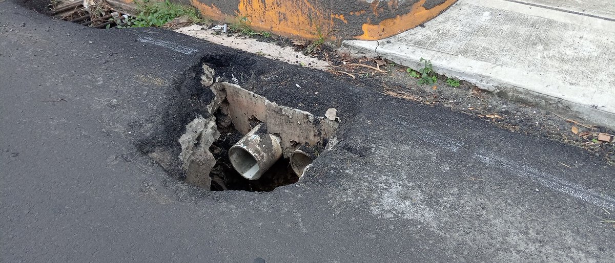 Ducassa's tweet photo. @MOPPma este daño está frente al PH Signature point @IDAANinforma esto es un peligro atención @ATTTPanama este cráter es un peligro para la viabilidad @panamamunicipio obras públicas este hueco es un peligro @tvnnoticias @TReporta #viral #panama atención con este hueco peligroso. https://t.co/lEDHY7VLd8