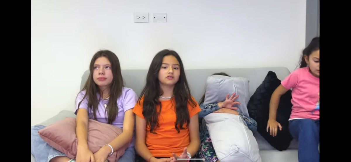 PandaPandillaCR's tweet photo. No puedo describir estás imágenes pero la manera en como lo tomaron las hermanitas es algo increíble la madurez que tienen 😓 se nota su tristeza pero ellas entienden la decisión de yolo y Mari 😘 https://t.co/EjgvU4j72S