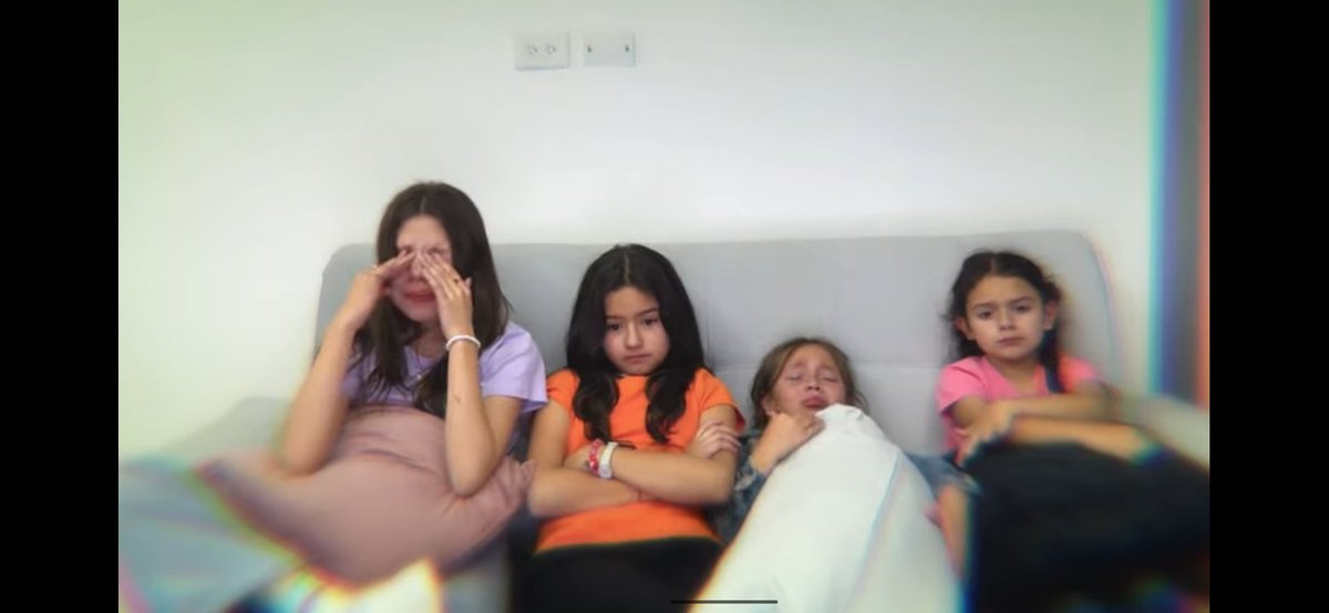 PandaPandillaCR's tweet photo. No puedo describir estás imágenes pero la manera en como lo tomaron las hermanitas es algo increíble la madurez que tienen 😓 se nota su tristeza pero ellas entienden la decisión de yolo y Mari 😘 https://t.co/EjgvU4j72S
