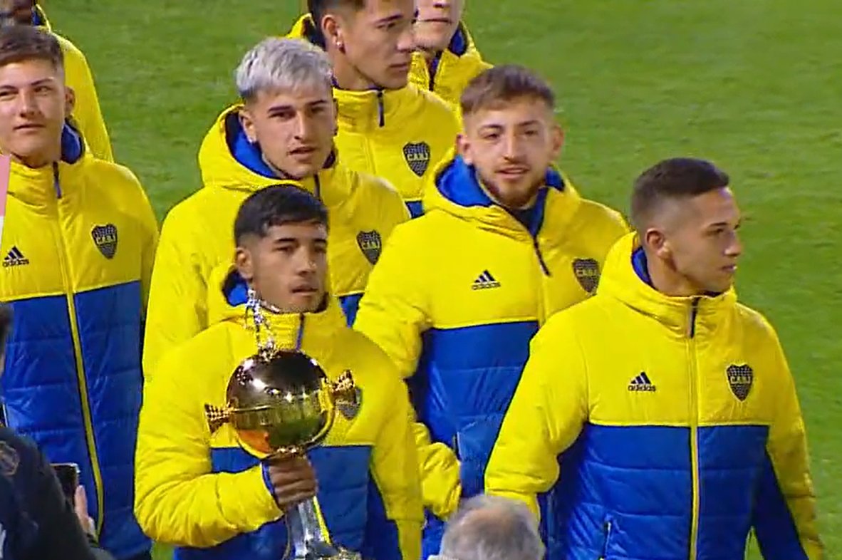 la12tuittera's tweet image. AHORA | La Sub-20 campeona de la Copa #Libertadores, da la vuelta olímpica en #LaBombonera con el trofeo.🏆

El más ovacionado, el coordinador de inferiores, Blas Armando #Giunta.🥚🥚💙💛💙