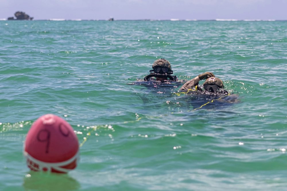 3d_Marine_Div's tweet image. Our #Marines with 3d Reconnaissance Battalion conduct dive sustainment training on Okinawa, Japan, to maintain #proficiency of advanced insertion and extraction methods. 

(@USMC 📸 by Cpl Diana Jimenez)