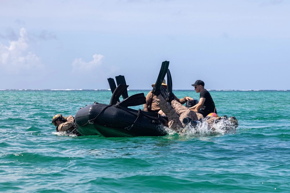 3d_Marine_Div's tweet image. Our #Marines with 3d Reconnaissance Battalion conduct dive sustainment training on Okinawa, Japan, to maintain #proficiency of advanced insertion and extraction methods. 

(@USMC 📸 by Cpl Diana Jimenez)