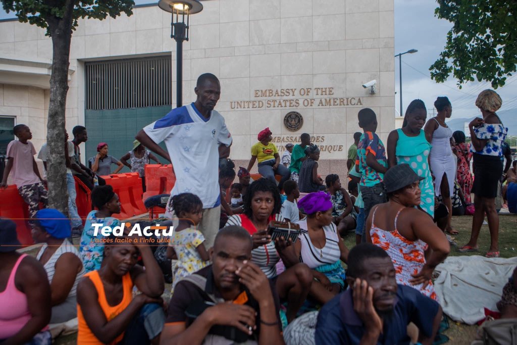 LuckNews88's tweet photo. Ensekirite : Divès fanmi deside tabli baz yo nan rantre prensipal Anbasad Amerikèn🇭🇹jodi lendi a. Moun sa yo di yo kite kay yo pou vin devan anbasad la, akoz vyolans gang yo. Sitwayen sa yo di li pa posib pou yo nan do Anbasad la, epi pou gang ap ba yo pwoblèm konsa.

📷@tedactu1 https://t.co/F6BjlT2Djj