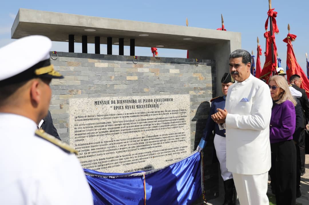 PrensaFANB's tweet photo. 🇻🇪 Desde el Paseo Vereda del Lago de Maracaibo‼️Las damas y caballeros del Mar, celebran con júbilo en compañía del Pdte @NicolasMaduro el Bicentenario de la Batalla Naval del Lago de Maracaibo y Día de la Armada Bolivariana. ¡Victoria permanente en la Mar! #BatallaNaval200 https://t.co/DX5vTutnLV