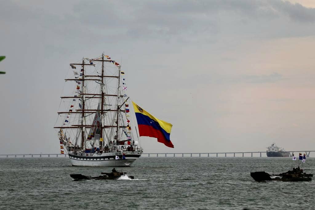 PrensaFANB's tweet photo. 🇻🇪 Desde el Paseo Vereda del Lago de Maracaibo‼️Las damas y caballeros del Mar, celebran con júbilo en compañía del Pdte @NicolasMaduro el Bicentenario de la Batalla Naval del Lago de Maracaibo y Día de la Armada Bolivariana. ¡Victoria permanente en la Mar! #BatallaNaval200 https://t.co/DX5vTutnLV