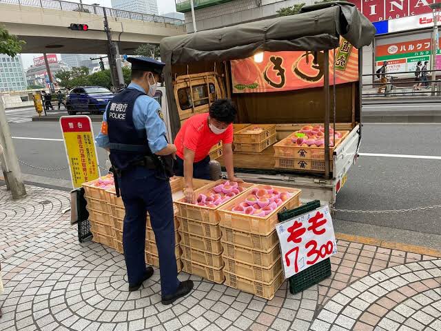 仕入れ価格がいくらなら、もも7個を300円で販売できるんでしょうか。
直近に盗難のニュースがあったなら、警察は無許可路上販売に対して仕入れ先を確認・裏取りしてください。農家の人が余りにも気の毒だし、放置したら被害は無くなりません。
(これまで無許可販売は移動すれば放置されて来ました)