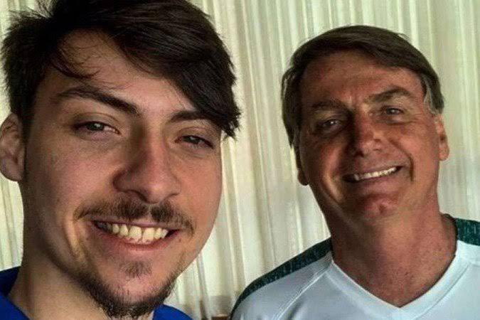 pedrorousseff's tweet photo. AGORA: Revista FÓRUM ACABA de divulgar VÁRIAS ligações telefônicas entre Ronnie Lessa, o assassino de Marielle, e Jair Bolsonaro. 

Bolsonaro disse que seu filho, Jair Renan, namorou a filha de Ronnie Lessa é esse era o motivo das ligações. 

Mas o estranho nessa história é que na época, ela vivia nos EUA. E pra piorar, Jair Renan disse em uma entrevista que “não conhecia” a menina que namorou por MAIS de 5 meses.

QUEM ESTÁ MENTINDO NESSA HISTÓRIA? 🤷‍♂️

TIC-TAC… 🚔🚔🚔