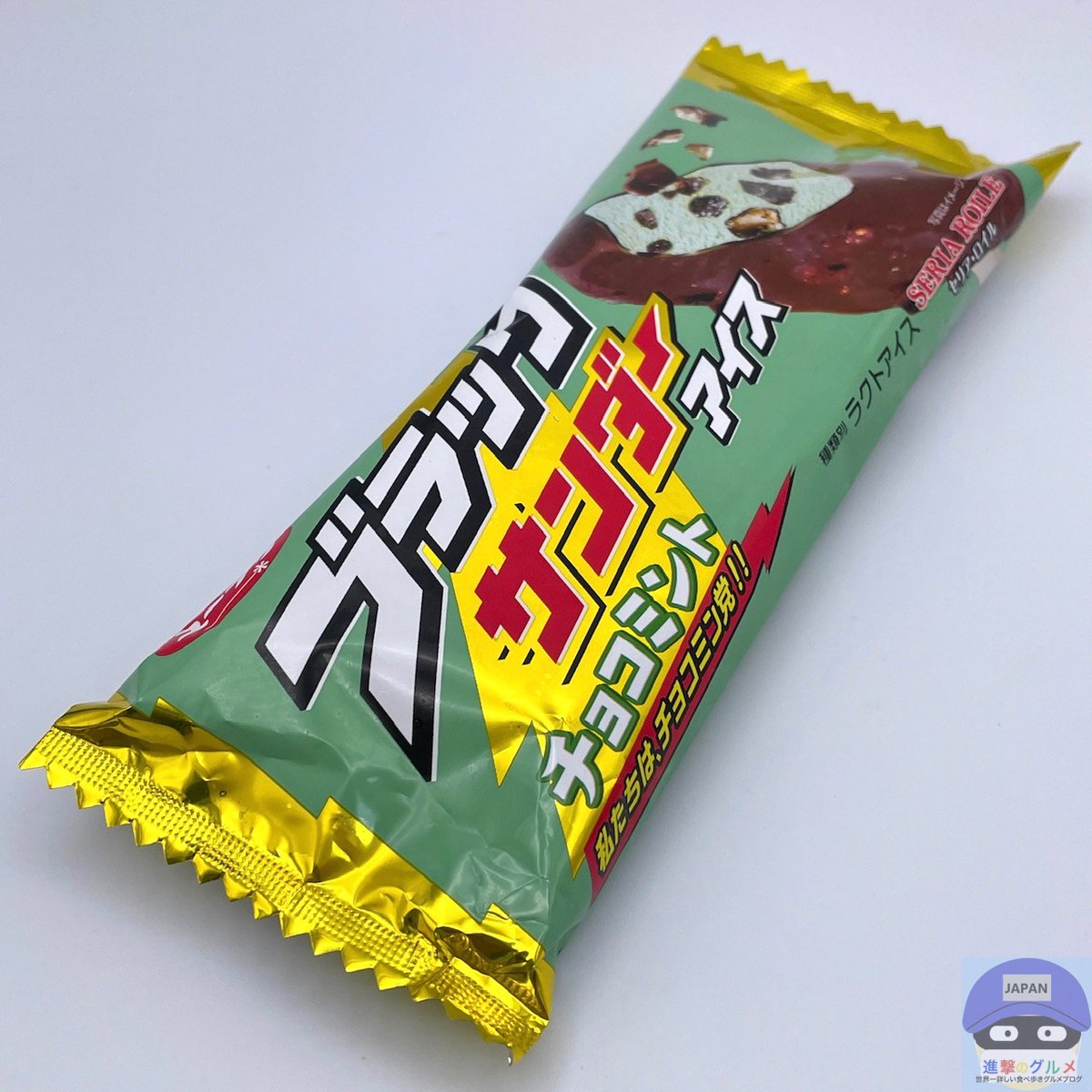 rekishichosadan's tweet photo. 「ブラックサンダーチョコミントアイス（172円）」
2023年7月25日発売、セブンイレブンの新商品。
爽やかなミントアイスと、「ブラックサンダー」らしいザクザク食感、チョコレートの味わいが楽しめるバーアイスです。
「ブラックサンダー」の食感を生み出しているクッキーが約1本分入っています。 https://t.co/wTJ9y3zyPP
