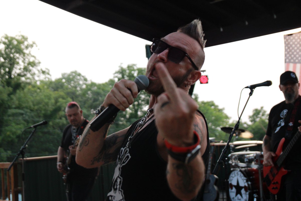 SHÜTTERFØXXi tweet media