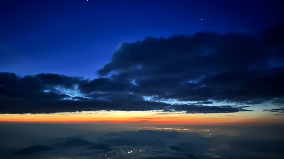 Pontaro_23's tweet photo. まだ富士登山の余韻が⛰️ ご来光も良かったけど、山の景色、星空、徐々に明るくなっていく空、全部が綺麗でした！  とりあえず反省点は、富士登山の翌日にバドミントンはしない。ヒラメ筋が千切れそう😭 https://t.co/lI4ylXyP7Y