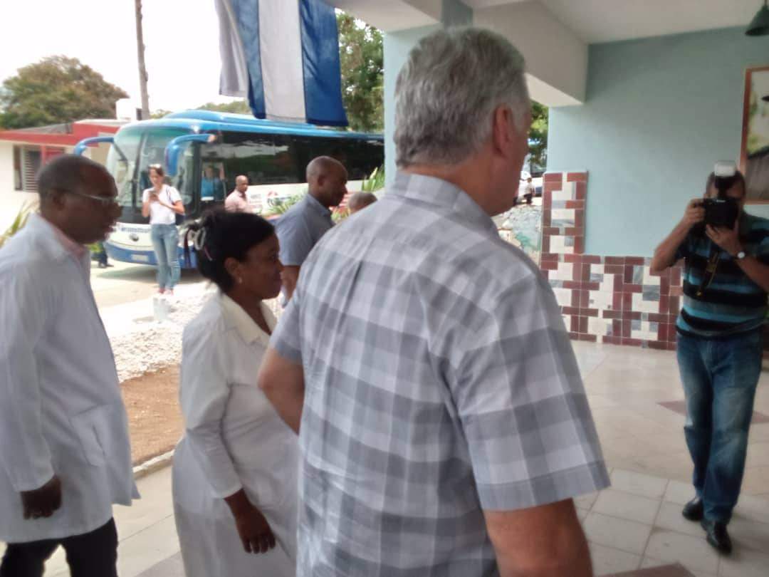 2Decanato's tweet photo. @DiazCanelB visita Policlínico XX Aniversario en Siboney donde la docencia y asistencia se unen para garantizar la salud de 15 mil habitantes. Felicitaciones a ese gran colectivo. @EduardoLpezLey3 @fidelaoreyes @japortalmiranda @MigdaliaFerna https://t.co/Eyuu3WTg1m