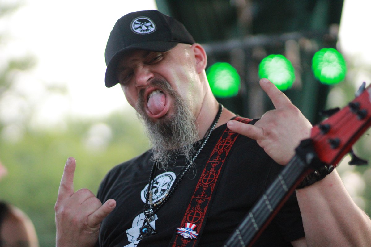 SHÜTTERFØXXi tweet media