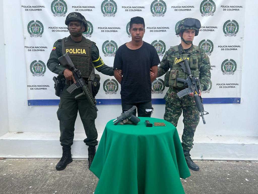 mindefensa's tweet photo. La @PoliciaColombia incautó un arma de fuego y recuperó un vehículo robado gracias a una denuncia oportuna de la empresa Oleonorte en el municipio de El Zulia.

También fue capturado un presunto integrante de las disidencias de las FARC, alias ‘Moisés’, quien conducía la camioneta y portaba una pistola Glock 9mm.