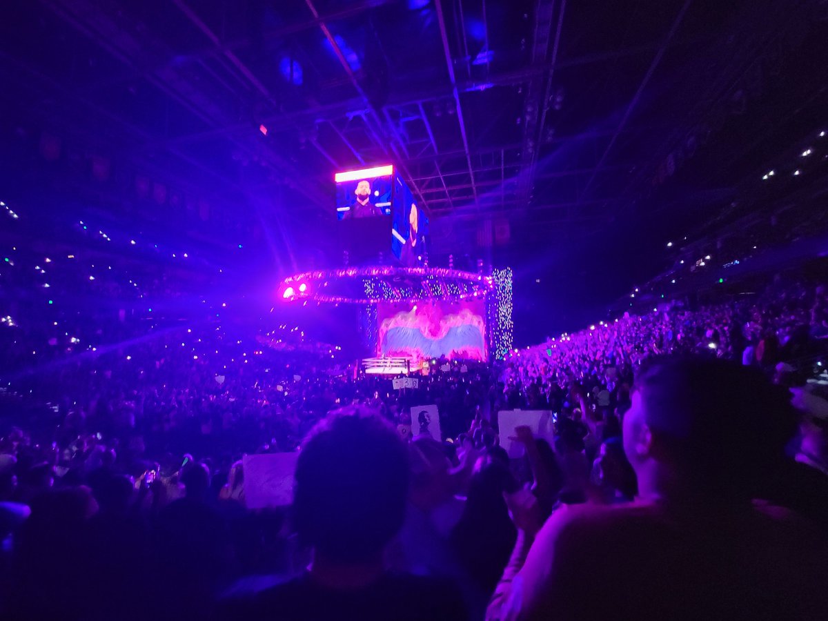GenDragFan's tweet image. At Monday Night Raw in the lovely city of Tampa, Florida!