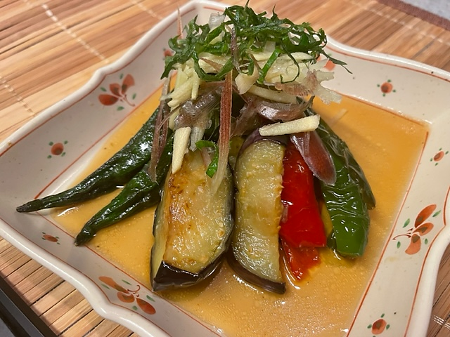 BelleHpsns's tweet photo. 【揚げ野菜の冷やし鉢】
＜料理のポイント＞
⭐素揚げは野菜の旨味を凝縮させ、色鮮やかな仕上げにしてくれます‼️👩‍🍳🥬
#揚げ野菜の冷やし鉢　#野菜レシピ　#素揚げレシピ　#高知薬局　#健康レシピ　#薬局で栄養相談　#高知管理栄養士　#ベル薬局　#アザレ薬局　#フルール薬局
https://t.co/Jxa79eujRt https://t.co/o4n8Wf96wV