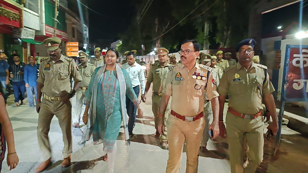 AdminGhazipur's tweet photo. दिनांक 24.07.2023 को शाम पुलिस अधीक्षक के साथ कोतवाली  नगर क्षेत्र में मय फोर्स पैदल गस्त/रूट मार्च किया गया तथा आम जनमानस में शांति एवं सुरक्षा की भावना का संचार किया गया। @CMOfficeUP @UPGovt https://t.co/j4yAVa72Fe