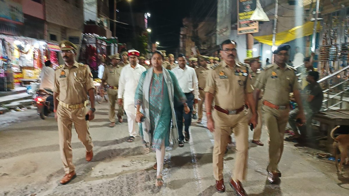 AdminGhazipur's tweet photo. दिनांक 24.07.2023 को शाम पुलिस अधीक्षक के साथ कोतवाली  नगर क्षेत्र में मय फोर्स पैदल गस्त/रूट मार्च किया गया तथा आम जनमानस में शांति एवं सुरक्षा की भावना का संचार किया गया। @CMOfficeUP @UPGovt https://t.co/j4yAVa72Fe