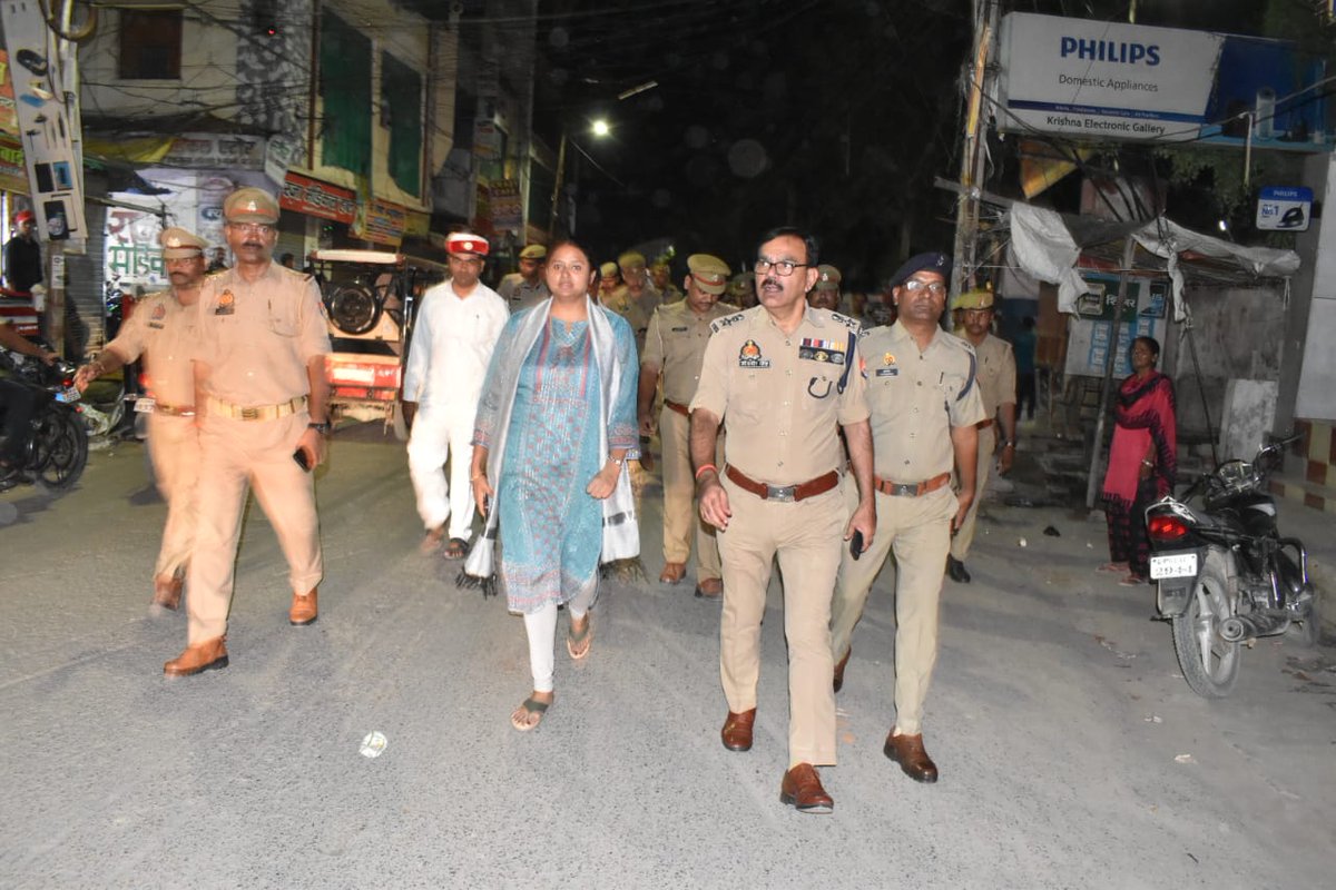 AdminGhazipur's tweet photo. दिनांक 24.07.2023 को शाम पुलिस अधीक्षक के साथ कोतवाली  नगर क्षेत्र में मय फोर्स पैदल गस्त/रूट मार्च किया गया तथा आम जनमानस में शांति एवं सुरक्षा की भावना का संचार किया गया। @CMOfficeUP @UPGovt https://t.co/j4yAVa72Fe
