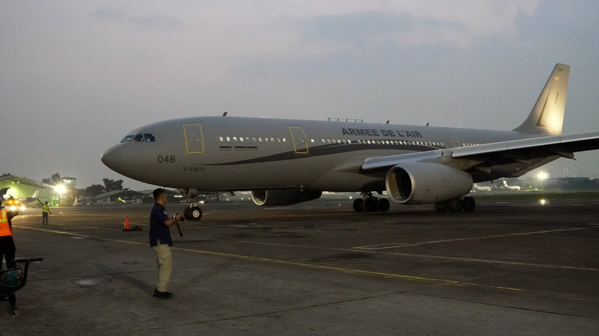 FranceJakartaID's tweet photo. #PEGASE23 - Mendarat pada hari Senin 24 Juli 2023 di pangkalan militer Halim Perdanakusuma Jakarta 🇮🇩, kelompok pesawat 🇫🇷 pertama armada #PEGASE, terdiri dari dua Rafale, satu A330 MRTT dan satu A400M. https://t.co/zQ8QTR0PeA