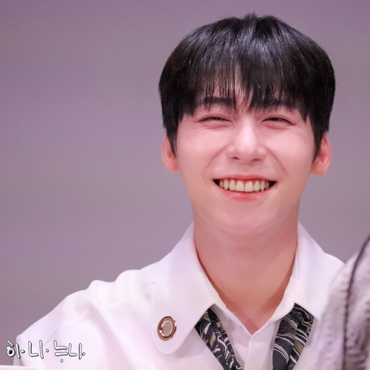 1US_1WE's tweet photo. 230724 TOKYO FAN SIGN

☺︎☺︎︎☺︎︎☺︎︎

#ONEUS #원어스
#여환웅 #환웅 #HWANWOONG
#손동주 #시온 #XION
#이서호 #서호 #SEOHO
#이건희 #건희 #KEONHEE https://t.co/mNe8BjGSzT