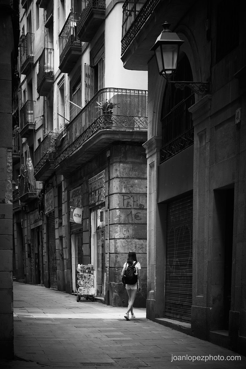 #Alleys for 1€

📸 Fujifilm X-T4

📷 Fujinon XF 35mm F2 R WR

⚙️ ISO 160 - f/4.0 - Shutter 1/320

#barcelona #city #street #streets #streetphotography #streetphotographer #urban #urbanphotography #balconies #clotheslines #barrigotic #gothicquarter #storytelling