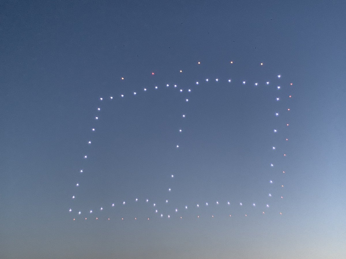 Contessina2's tweet photo. Droni Show a Vinci durante la Festa dell’Unicorno #droni #dronishow #vinci #festadellunicorno #dronishowvinci #festadellunicornovinci #festadellunicorno2023 https://t.co/WrxBX2EMck