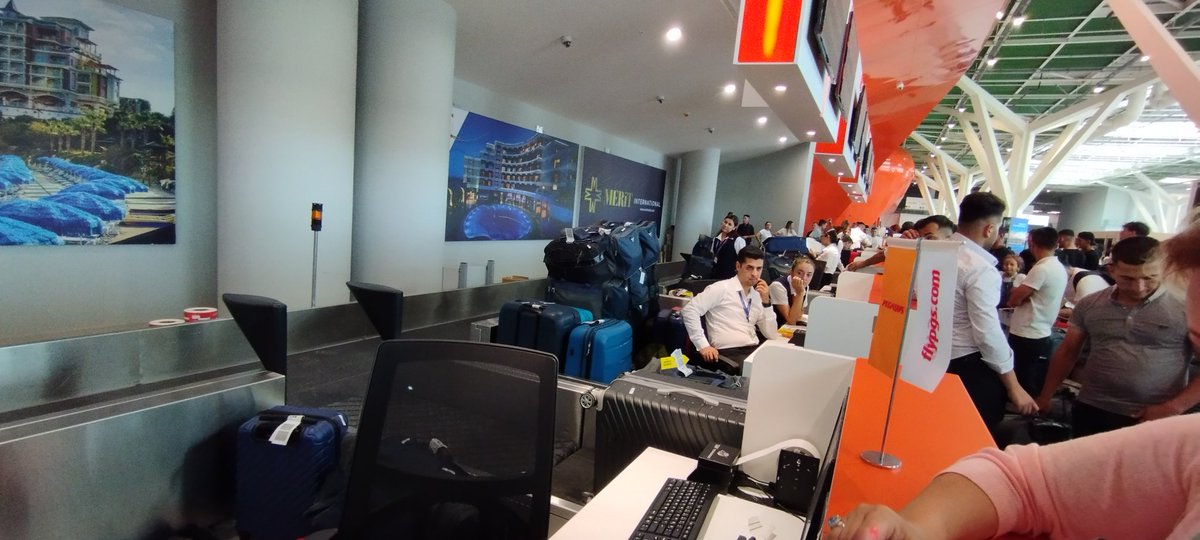 2kere2be's tweet photo. Kıbrıs'ın taşını toprağını suyunu elektriğini ulaşımını havaalanını her birini özenle sikeyim. Sabah 5:30dan beri yeni diye açtıkları havaalanında band bozulduğu için bekliyoruz. Elektrik gidiyor internet gidiyor https://t.co/yHUIVIObuf