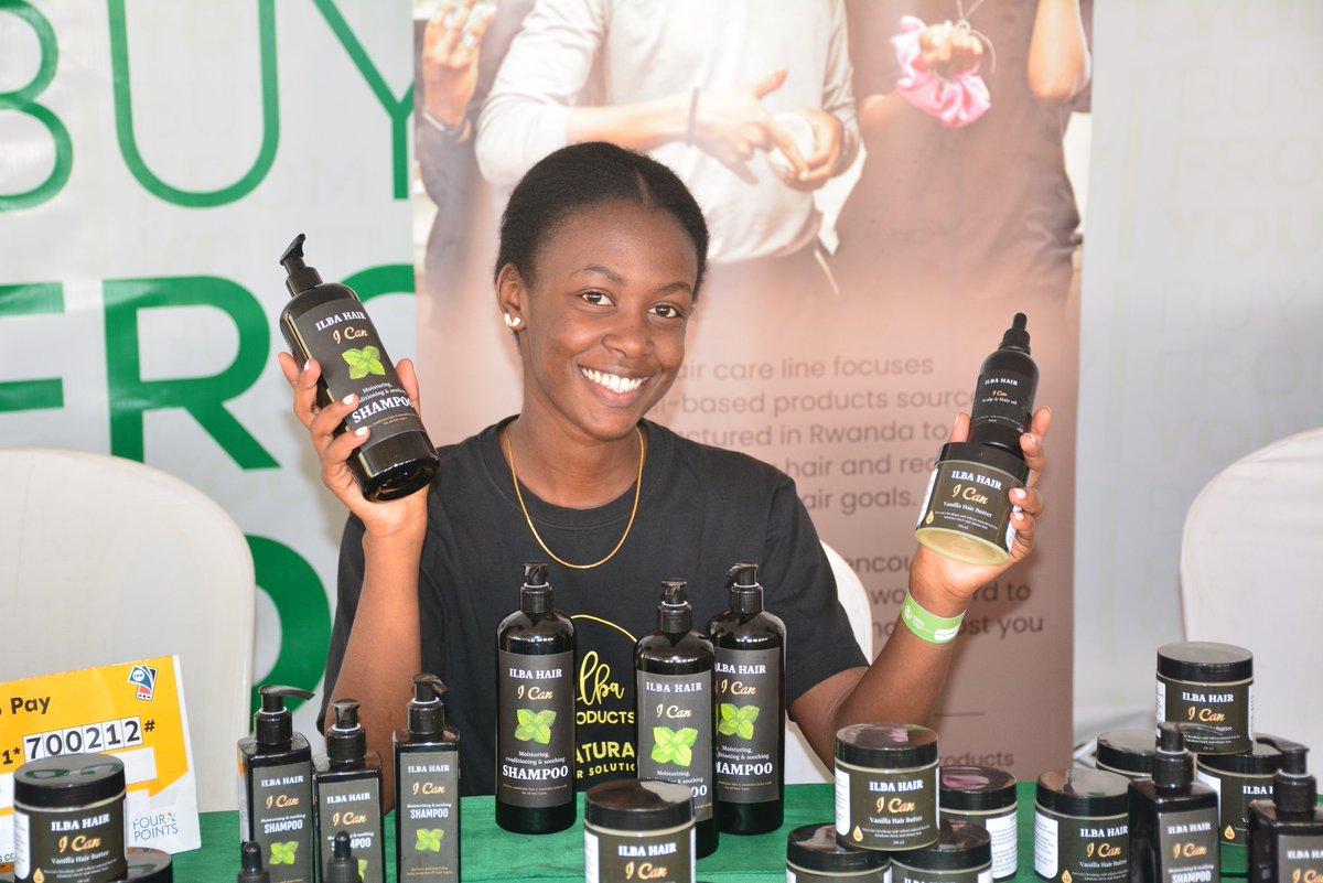 ryaf_agribiz's tweet photo. Izere Laure Bella Ange ni umuyobozi wa @ilbaproducts yongerera agaciro umusaruro ukomoka ku buhinzi bw'ibitunguru,umucyayicyayi,teyi gombo...bakoramo amavuta y'imisatsi, wabasanga muri #RwandaAgriShow2023 iri kubera ku Mulindi wa Kigali.  #BuyfromYouth https://t.co/5ZWm9ZHkAc