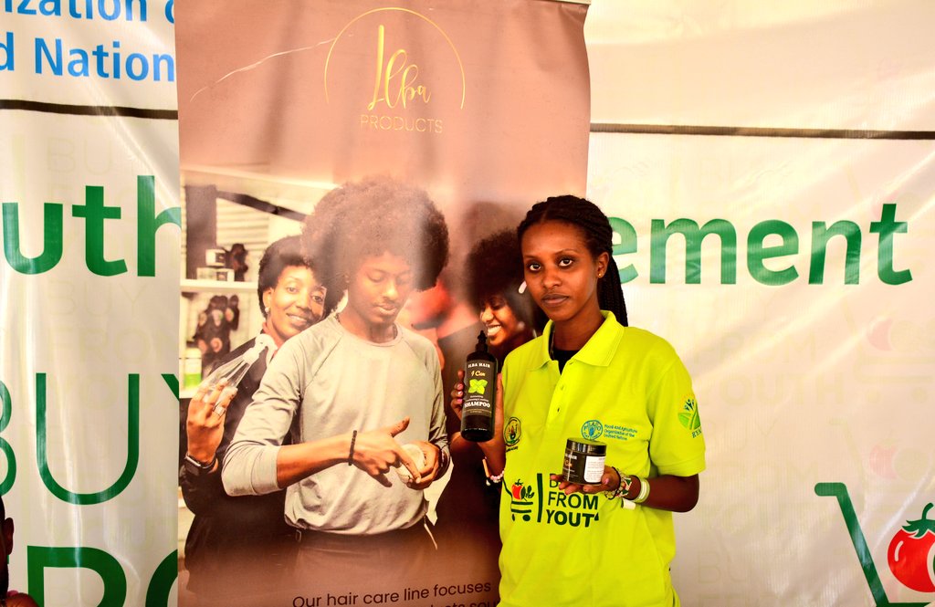 ryaf_agribiz's tweet photo. Izere Laure Bella Ange ni umuyobozi wa @ilbaproducts yongerera agaciro umusaruro ukomoka ku buhinzi bw'ibitunguru,umucyayicyayi,teyi gombo...bakoramo amavuta y'imisatsi, wabasanga muri #RwandaAgriShow2023 iri kubera ku Mulindi wa Kigali.  #BuyfromYouth https://t.co/5ZWm9ZHkAc