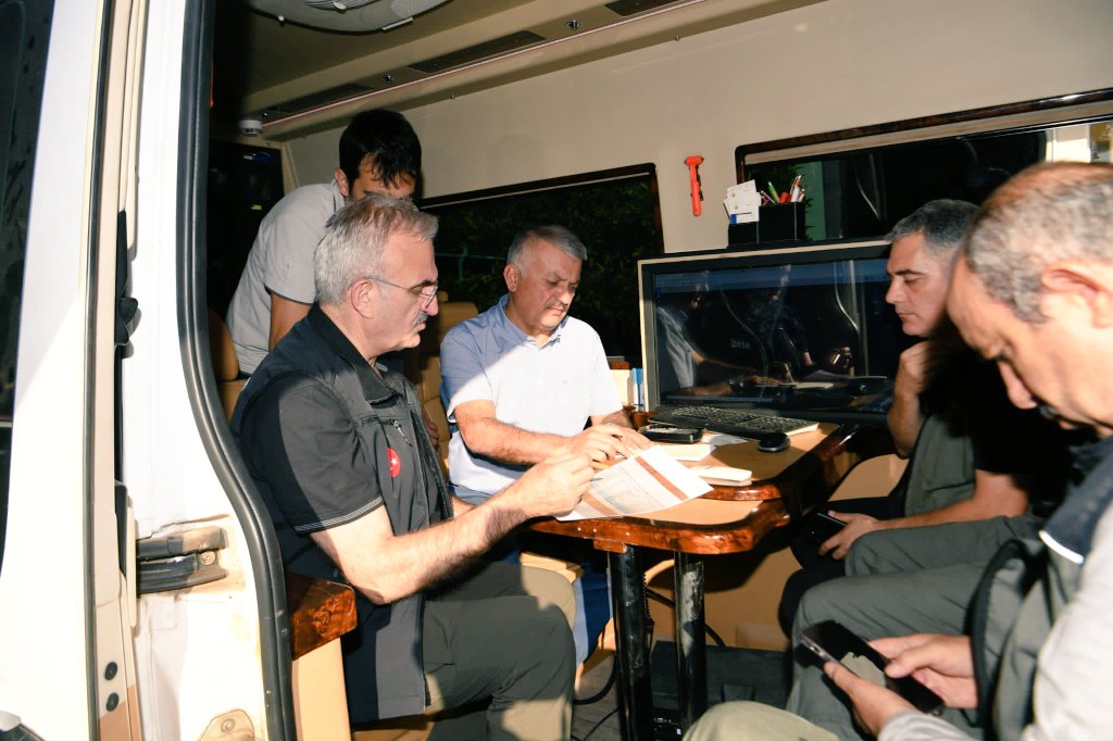 📍Kemer

Dün gece saat 21.08 itibariyle Kemer Göynük'te başlayan ve ciğerimizi yakan orman yangınını kontrol altına almak için havadan ve karadan müdahalemiz tüm hızıyla devam ediyor.

Devletimizin tüm imkanları ile yangını kontrol altına alabilmek için çalışmalarını sürdürüyor.